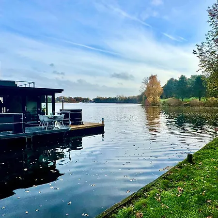Houseboat Marina Mookerplas 4-6 Persoons Middelaar